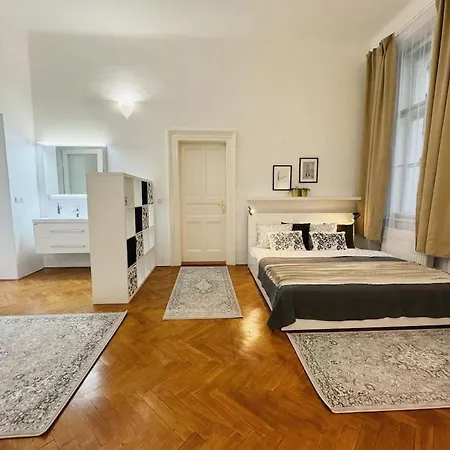 New! Mucha 3bdr Flat In Heart Of The Center *