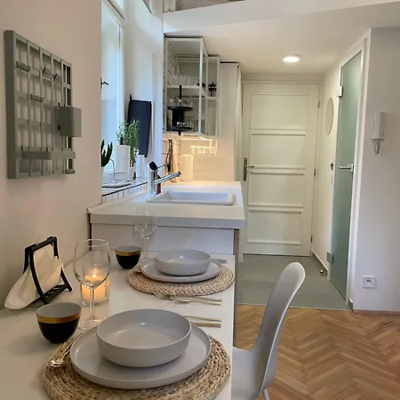 Urban Retreat I Modern Boho In Lovely Letna District - 10 Minutes From Old Town アパート