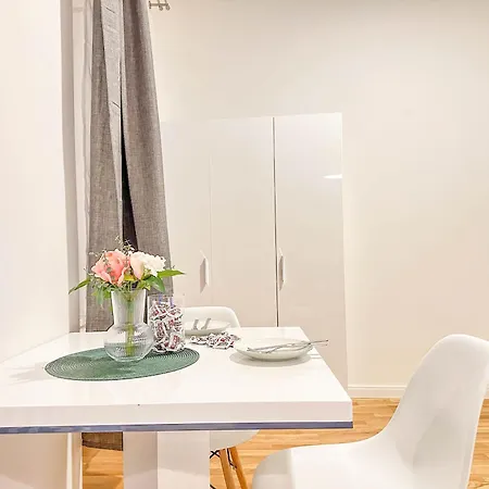 Cozy In 1 Next To Florenc Station Apartment Prague