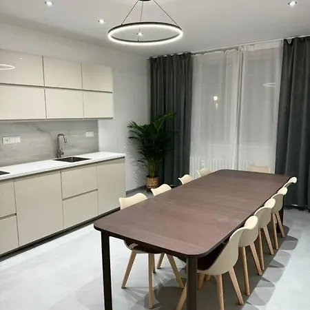 New Modern Large In New Town 3bdr Apartment