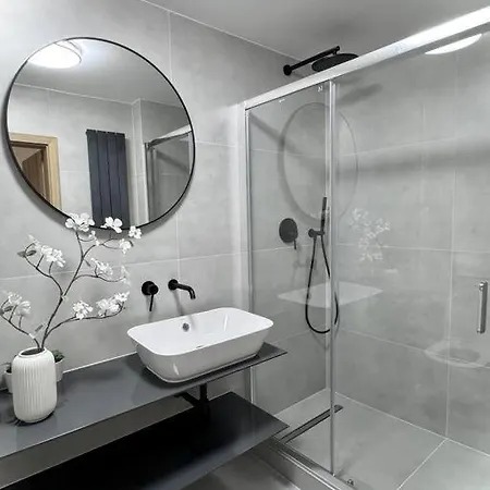 Apartment New Modern Large In New Town 3bdr Prag