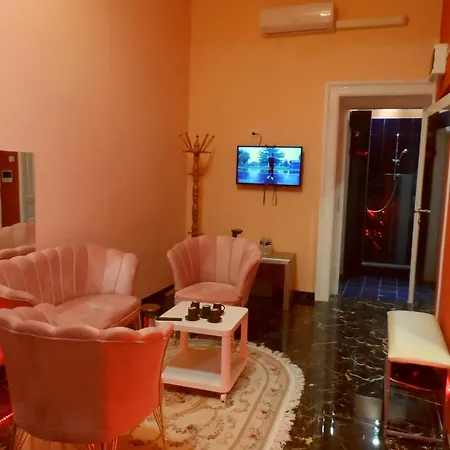 Apartment Room2-airb Next To Main Street Crowded *