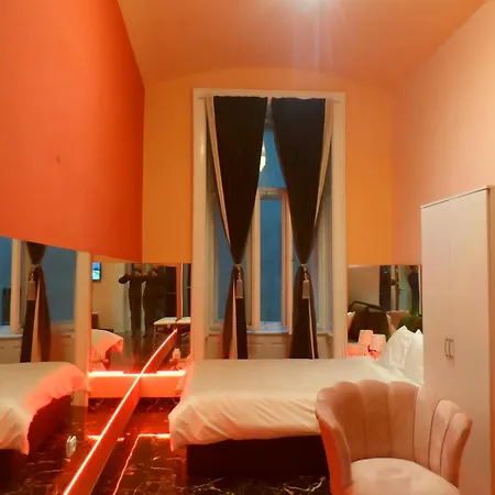 Room2-airb Next To Main Street Crowded Apartment *