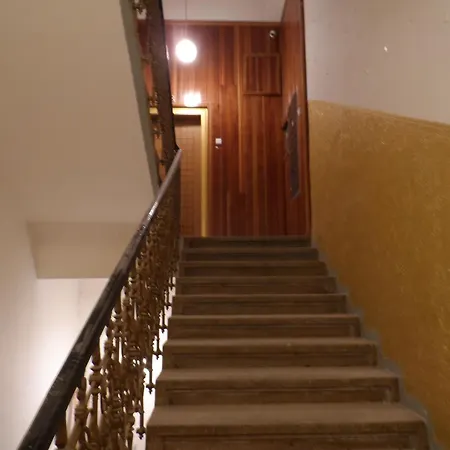 Room2-airb Next To Main Street Crowded Apartment