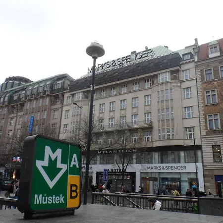 Room2-airb Next To Main Street Crowded Prague
