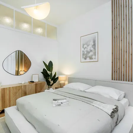 Cozy Wenceslas Square 700m Apartment, Apartment Prague