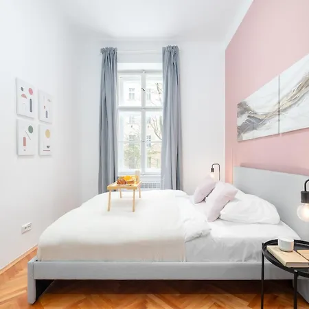 Days - Modern Apts - Fast Wifi - Netflix - 7 Min Wenceslas Sq