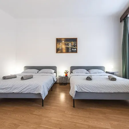 Wenceslas Square 2 Bedroom Apartment *