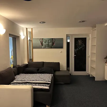 Buddha's Clubhouse - Relax With Free Parking And Breakfast Bed & Breakfast Praag