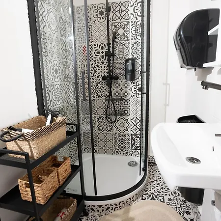 White Wolf House & بيت شباب