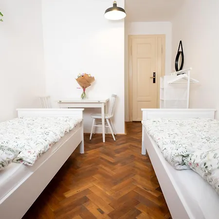 Hostel White Wolf House & *