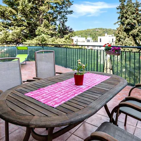 Apartment Spacious With Huge Balcony! Prague