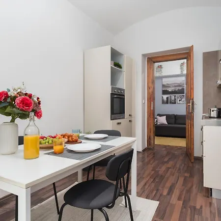 Days - Modern Apts - Fast Wifi - Netflix - 7 Min Wenceslas Sq *