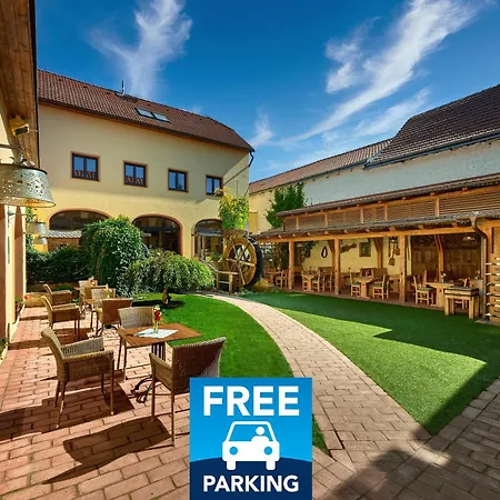 Selsky Dvur - Bohemian Village Courtyard Hotel 4*