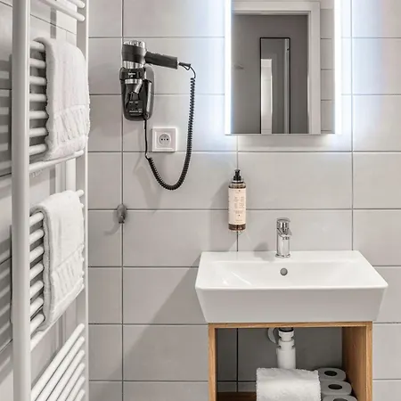 Theatre 9 By Adrez Apartman *