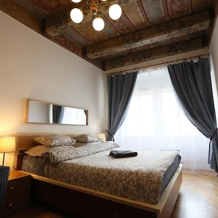 At The Blue Lion & Parking Assistance Homestay Prague