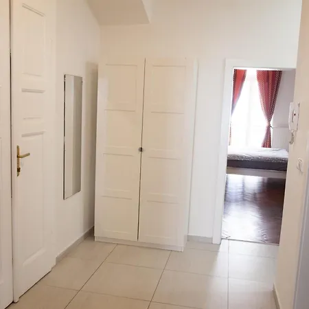 Spacious 2 Bedroom With Terrace * Prague