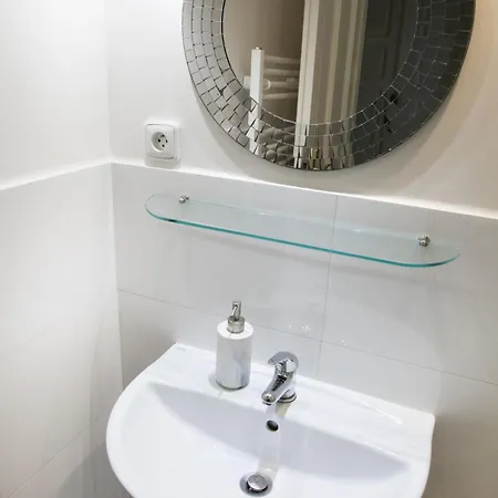 Apartment Spacious 2 Bedroom With Terrace