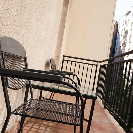 Apartment Spacious 2 Bedroom With Terrace