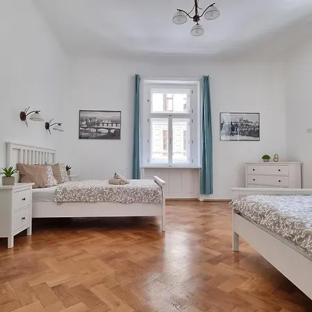 Finnem Tyrsova Apartment *