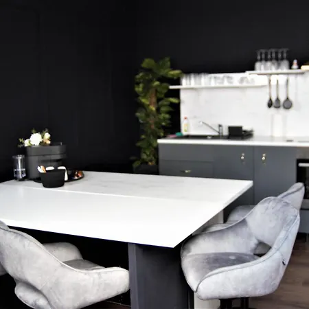 Appartamento Spacious Flat & Parking Possibility, 3 Stops To Wenceslav Square Praga