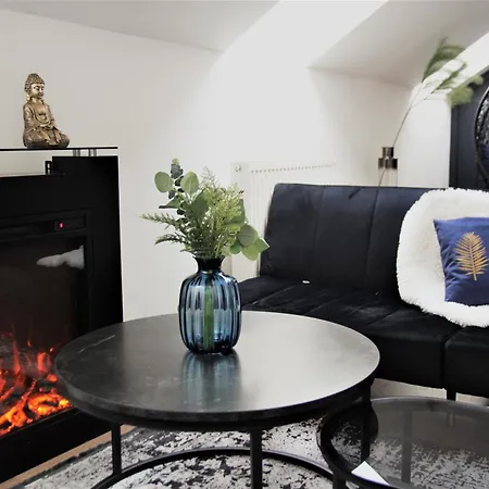 Apartment Spacious Flat & Parking Possibility, 3 Stops To Wenceslav Square Prague