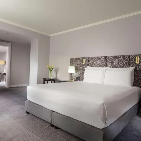 Hilton Old Town מלון