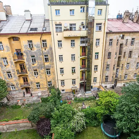 Jaromirova 9 *