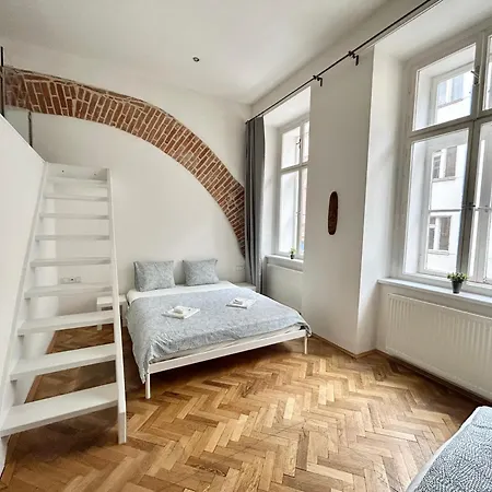 Party House - Ve Smeckach 18, Center!! Apartment