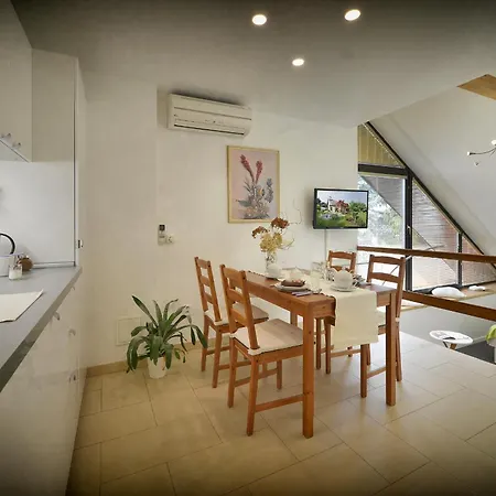 A. V. Aparthotel 2*
