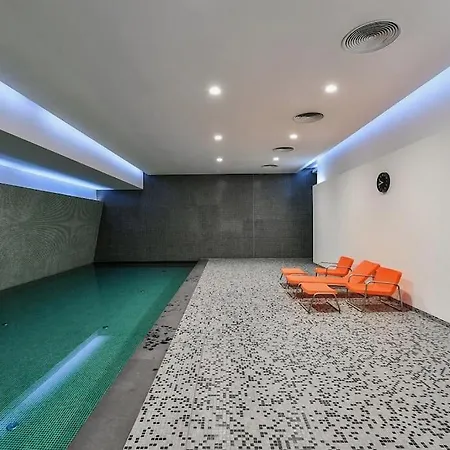 Apartment Exceptional Calm 3br, 2.5ba With Patio, Pool & Gym Prague