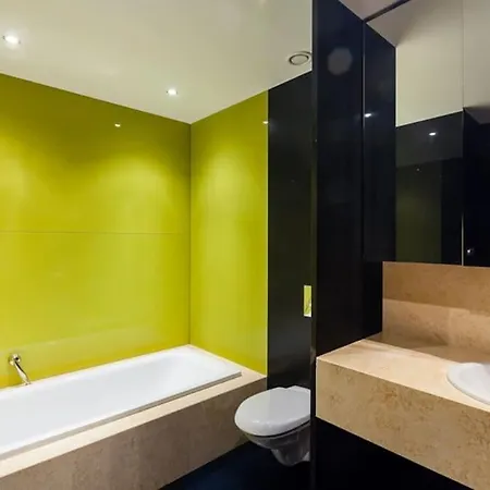 Exceptional Calm 3br, 2.5ba With Patio, Pool & Gym * Prague