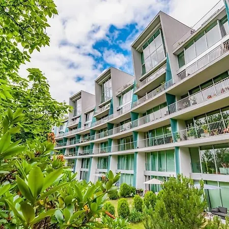 Exceptional Calm 3br, 2.5ba With Patio, Pool & Gym Apartment Prague