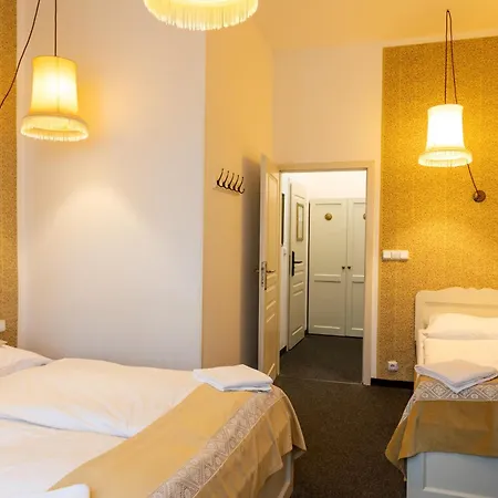 Sir Toby's Midtown Hostel *