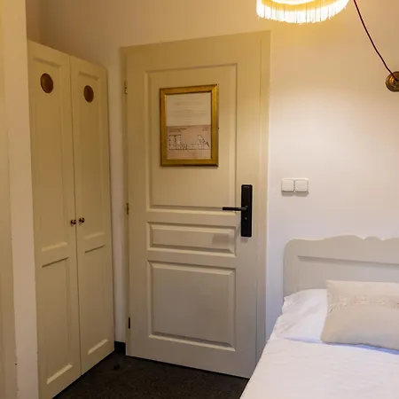 Sir Toby's Midtown Hostel *