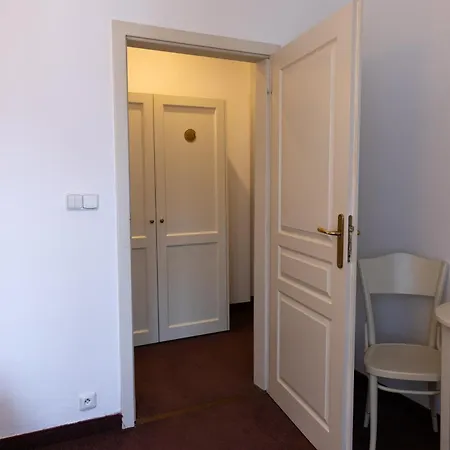 Sir Toby's Midtown Hostel *