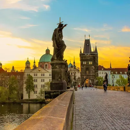 New Town 5' Walk To Wenceslas Square * プラハ