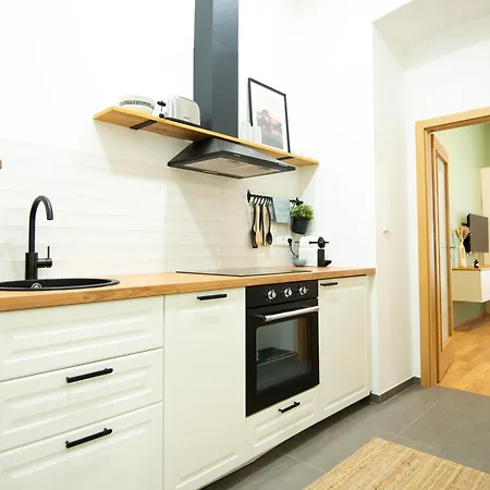 Modern & Spacious Near The Old Town *