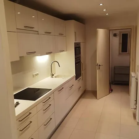 Spacious Modern 3 Bedroom Aparment Apartment *