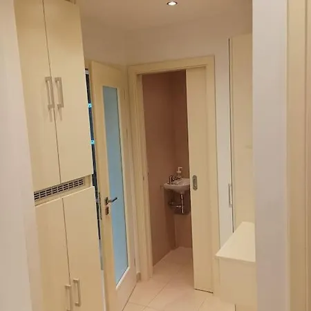 Spacious Modern 3 Bedroom Aparment Apartment