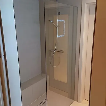 Apartment Spacious Modern 3 Bedroom Aparment
