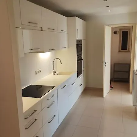 Spacious Modern 3 Bedroom Aparment *