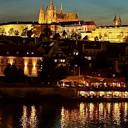 Romantic Stay Overlooking Prague Homestay *
