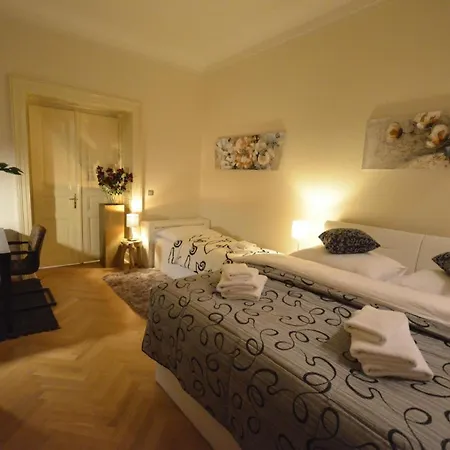 Fuer 3 Personen Und 2 In * Prague