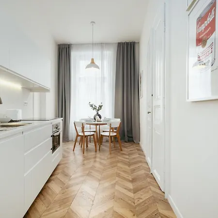 Two Bedroom Near Park In Vinohrady By Days *