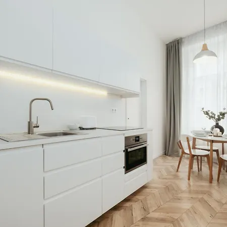 Two Bedroom Near Park In Vinohrady By Days
