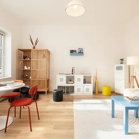 Days - Playful In Hip Area Apartment
