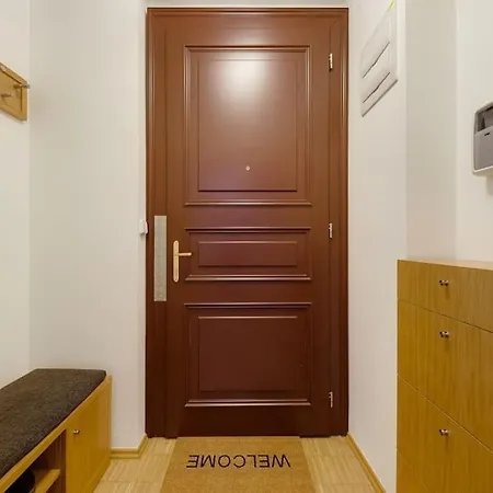 Deluxe In Prime Location Apartment *