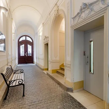 Deluxe In Prime Location Apartment *
