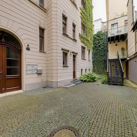 Apartment Deluxe In Prime Location *